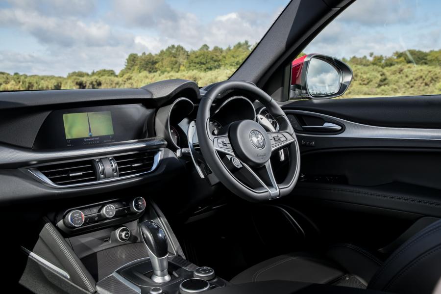 Интерьер Alfa Romeo Stelvio (949) 2017 года  (UK) (фото 36 из 41)